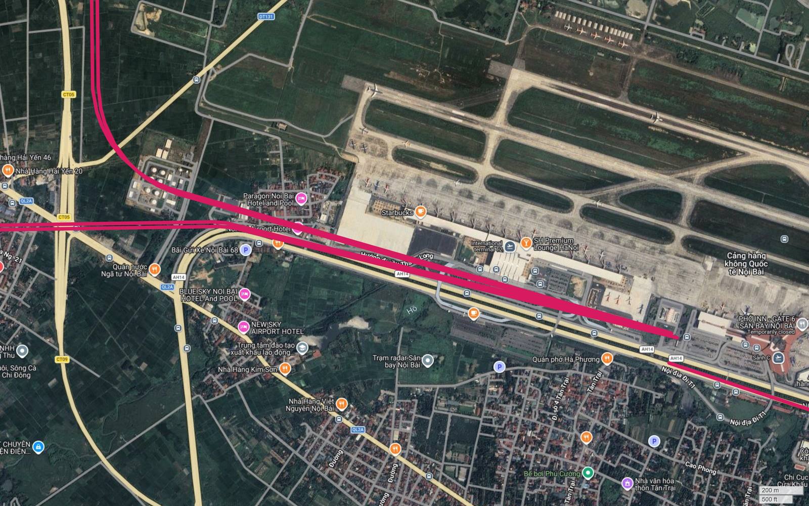 Ảnh vệ tinh khung cuối tuyến metro số 1 với hai vạch hồng dừng trước nhà ga T2 Cảng hàng không Nội Bài